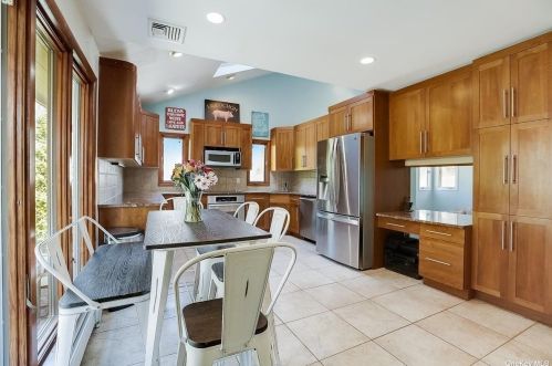 69 Kendrick Ln, Huntington Station NY 11746-7829 exterior