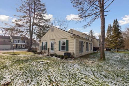 1499 Carriage Ln, Rochester, MI 48306-4212