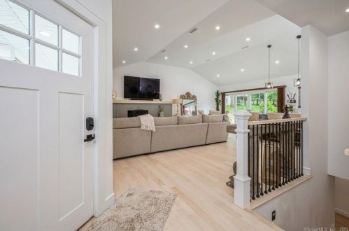 37 Walnut Hill Rd, Ridgefield CT  06877-2906 exterior