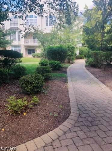 416 Turlington Ct, Livingston NJ  07039-8266 exterior