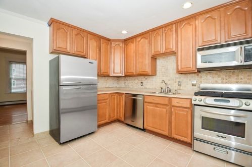 4 Chatham Pl, Worcester, MA 01609-2453