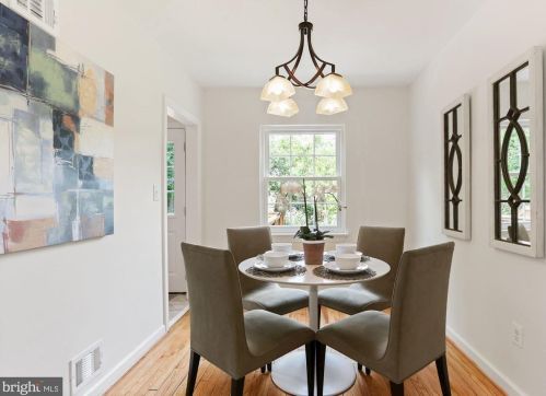 18 Masonic Vw Ave, Alexandria VA 22301-2204 exterior