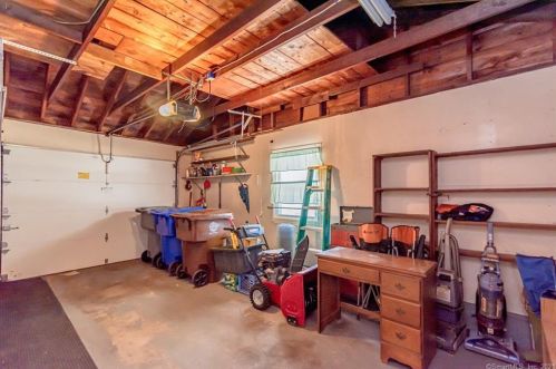 11 Stony Brk Rd, Enfield CT 06082-4025 exterior