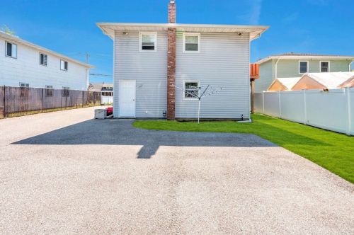 366 Great East Neck Rd, Babylon NY 11704-7616 exterior