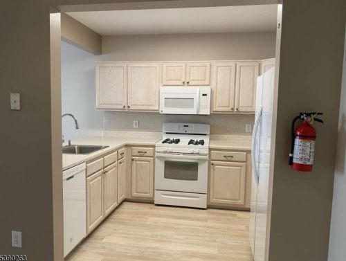 102 Cleveland Ln, Rockaway NJ  07866-5800 exterior