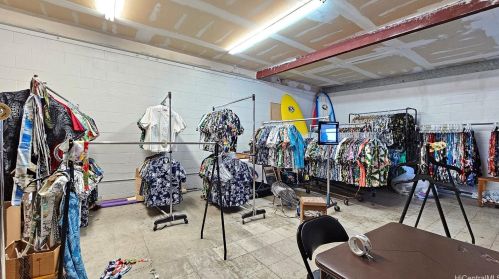 1734 Kahai St, Honolulu HI 96819-3913 exterior