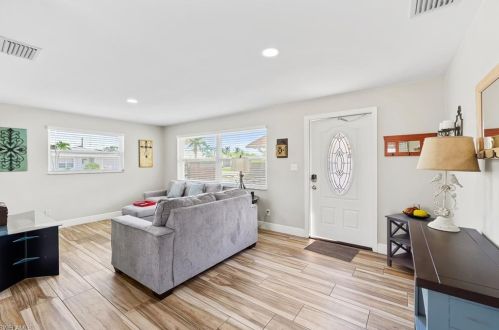 670 97 Ave, Naples FL 34108-2281 exterior