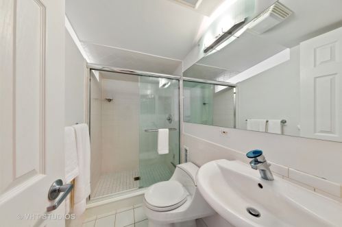 6553 Hiawatha Ave, Chicago IL 60646-4219 exterior