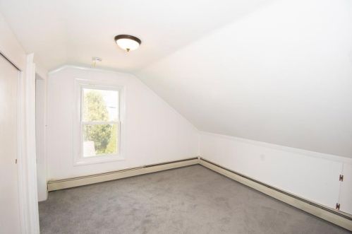 27 Peckham Ave, Middletown RI 02842-5731 exterior