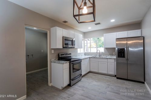 2611 Augusta Ave, Phoenix AZ 85021-7084 exterior