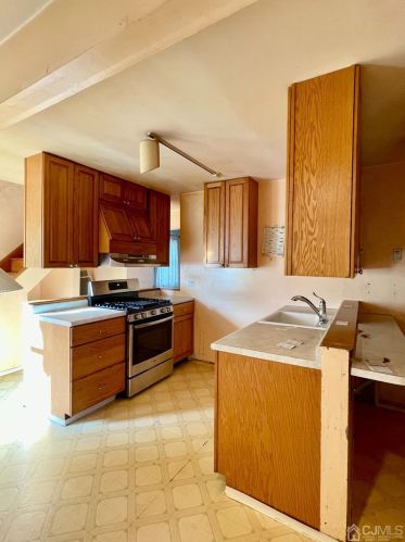 201 Campbell St, Woodbridge NJ  07095-2305 exterior