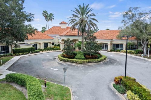 592 Cortina Ln, Fort Pierce FL 34986-1742 exterior