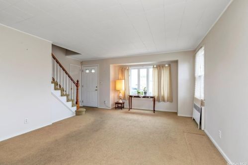 127 Berry St, Valley Stream NY 11580-3422 exterior