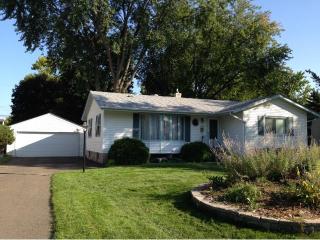 1189 Ruggles St, Saint Paul, MN 55113-6120