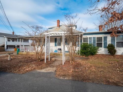 35 Berkley St, Woonsocket, RI 02895-6232