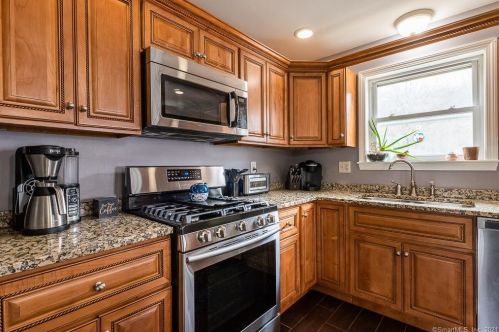 334 Maple Ave, Uncasville CT 06382-2018 exterior