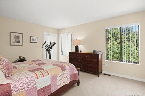 40 Pipers Hl Rd, Wilton CT 06897-1511 exterior