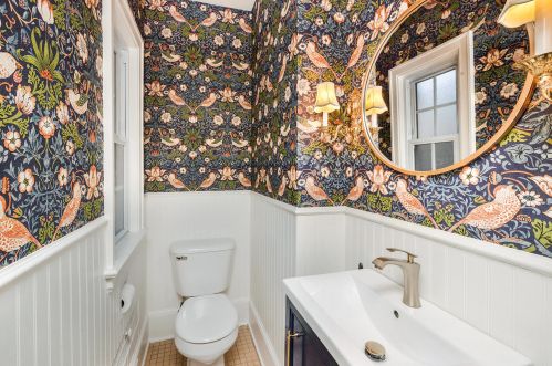 5068 Lake Dr, Milwaukee WI  53217-5748 exterior