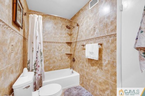 73 Laurel Holw Ct, Edison NJ 08820-1043 exterior