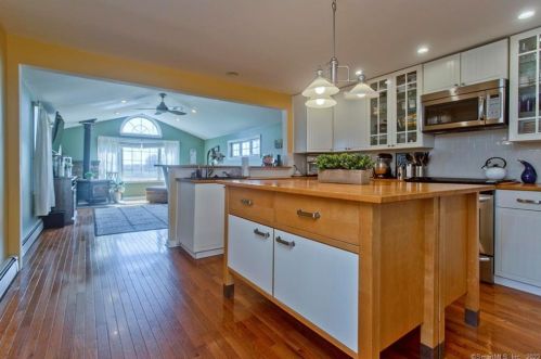 82 Mullen Rd, Enfield CT 06082-6033 exterior