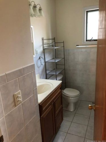 8 Ave, Derby CT 06418-1619 exterior