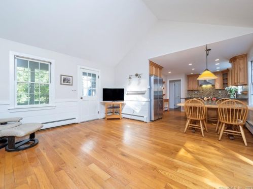 293 New Canaan Rd, Wilton CT 06897-3311 exterior