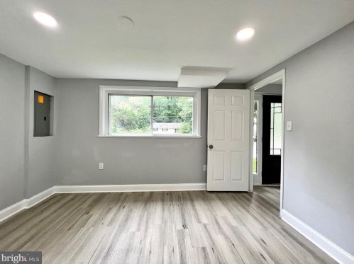 5910 Brookview Dr, Alexandria VA 22310-1819 exterior