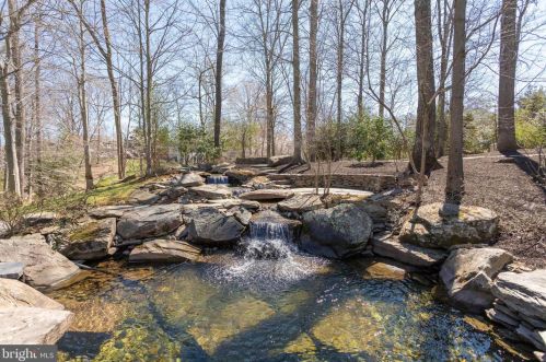 884 Alvermar Rdg Dr, Mc Lean VA 22102-1435 exterior