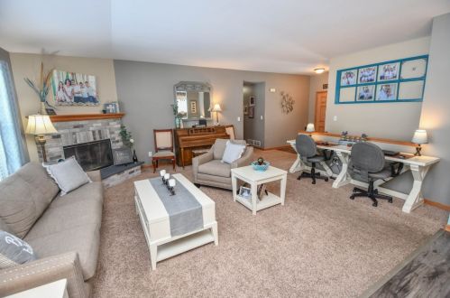 1201 Crestview Dr, Watertown, WI 53094-5904