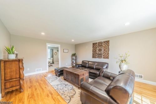 2 Arrowsmith Dr, Bridgewater NJ  08807-3801 exterior