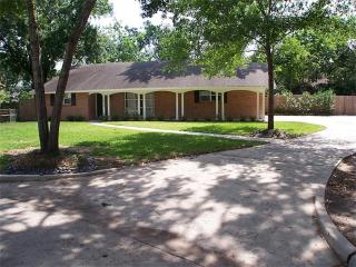 10419 Barwood Dr, Houston, TX 77043-2837