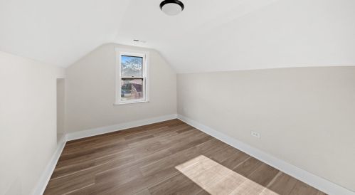 8642 Kingston Ave, Chicago IL  60617-2439 exterior