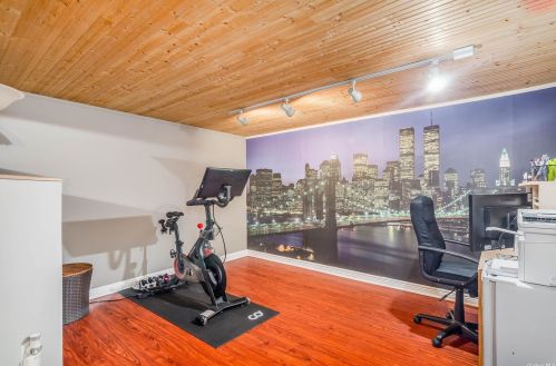 18 Donna Ln, Commack NY 11725-5204 exterior