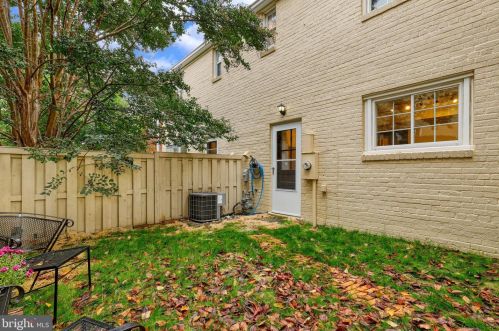 2406 Dearing St, Alexandria VA 22302-1806 exterior