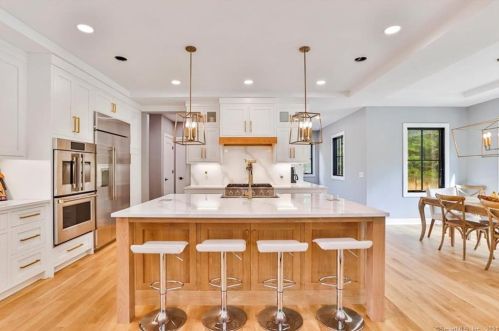 232 Bayberry Ln, Westport CT 06880-4033 exterior