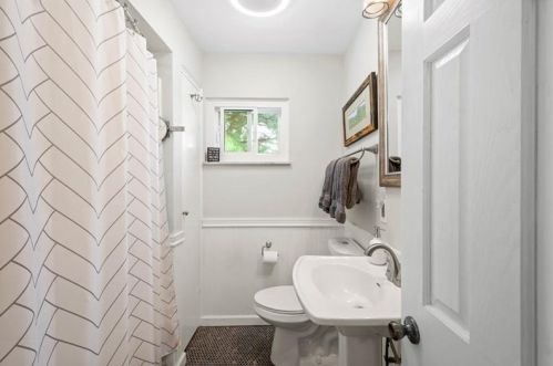 2008 Lacrosse St, Pittsburgh PA 15218-1826 exterior