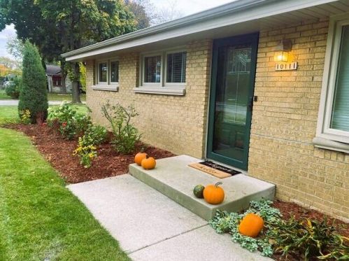 10111 Melvina St, Milwaukee, WI 53222-2324