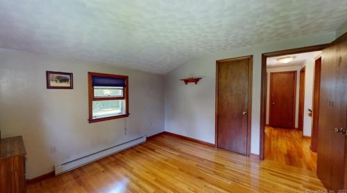 6 Hummingbird Ln, Enfield CT 06082-5709 exterior