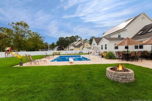 19 Green Field Ln, North Haven CT 06473-4039 exterior