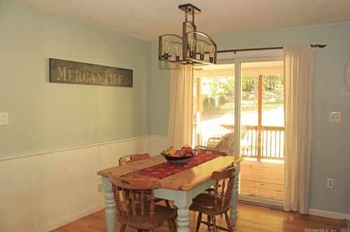 8 Roosevelt Blvd, Enfield CT 06082-2041 exterior