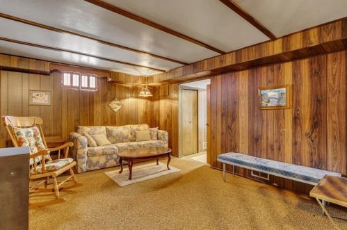 1052 Universal Rd, Pittsburgh PA 15235-3859 exterior