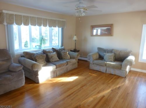 1 Cedar St, Kinnelon NJ 07405-1328 exterior