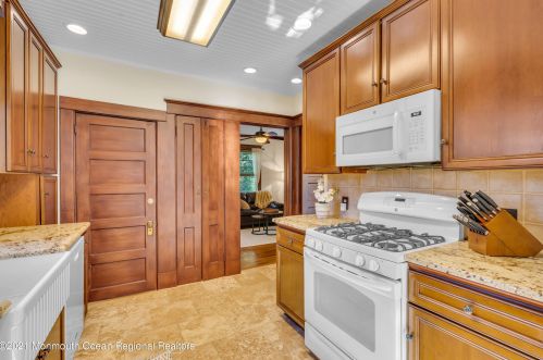 25 Memorial Pkwy, Atlantic Highlands NJ 07716-1655 exterior