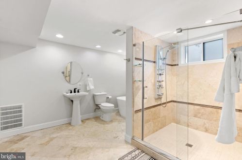 8213 Cooper St, Alexandria VA 22309-1052 exterior