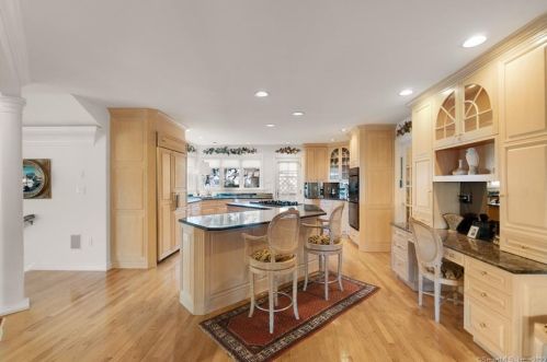 650 Gulf St, Milford CT 06460-7270 exterior