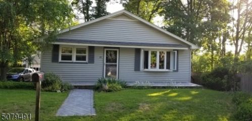 20 Lackawanna Trl, Hopatcong, NJ 07843-1215