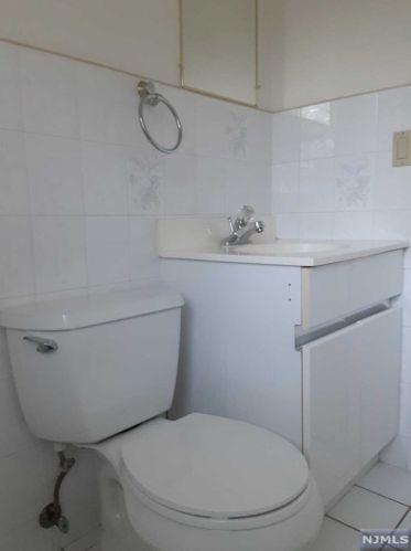 74 Heatherhill Rd, Demarest NJ  07627-1910 exterior