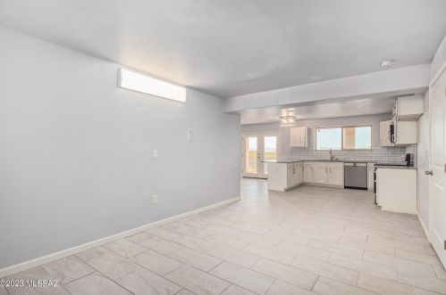 828 Cresta Loma Dr, Tucson AZ 85704-3706 exterior