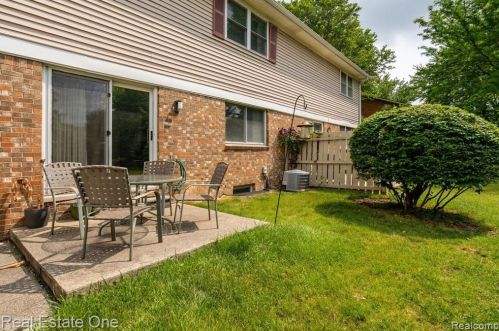 943 Kirts Blvd, Troy MI 48084-4837 exterior