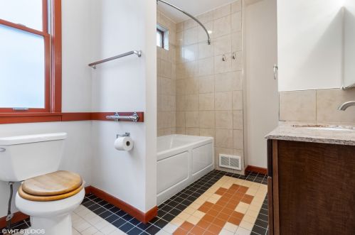 2436 Sawyer Ave, Chicago IL 60647-2517 exterior